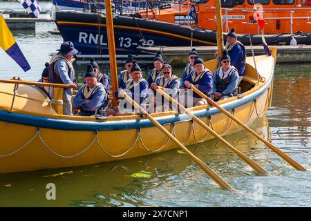 Poole, Dorset, Großbritannien. Mai 2024. Tausende strömen an einem warmen, sonnigen Nachmittag zum Poole Lifeboat Festival, während das RNLI dieses Jahr sein 200-jähriges Bestehen feiert. Die Parade der Segel umfasst viele historische RNLI Rettungsboote, die aktuelle RNLI Flotte und Besuchspionaden aus anderen Ländern, einschließlich Ruderboote. Das älteste Schiff auf dem Wasser für die Flottille war ein schwedisches Ruderboot aus dem Jahr 1868. Quelle: Carolyn Jenkins/Alamy Live News Stockfoto