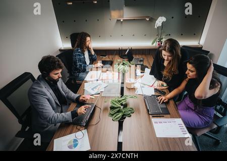 Vielseitiges Team von Fachleuten, die an einem Geschäftstreffen in einem modernen Büro teilnehmen Stockfoto