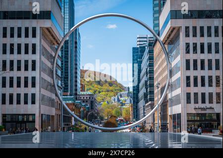 Die Ring-Skulptur und Blick auf den Mount Royal im Zentrum von Montreal, Quebec, Kanada Stockfoto