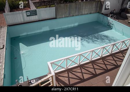 Der Swimmingpool wird vor dem Sommer gereinigt Stockfoto