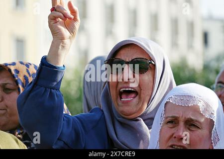 Diyarbakir, Türkei. Mai 2024. Eine Kurdin wird während eines Protestes Parolen singen sehen. Gegen die schweren Gefängnisstrafen gegen kurdische Politiker wurde mit Massenerklärungen in Istanbul, Adana und Diyarbakir protestiert. Partei der Demokratischen Regionen (DBP) Ko-Vorsitzender Cigdem Kilicgun UCAR, Vorsitzender der Arbeiterpartei der Türkei (TIP) Erkan Bas, Abgeordnete der Partei der Volksgleichstellung und Demokratie (dem-Partei), Vertreter einiger zivilgesellschaftlicher Organisationen und die Öffentlichkeit nahmen an der Erklärung auf dem Dagkapi-Platz von Diyarbak Teil. (Foto: Mehmet Masum Suer/SOPA Images/SIPA USA) Credit: SIPA USA/Alamy Live News Stockfoto