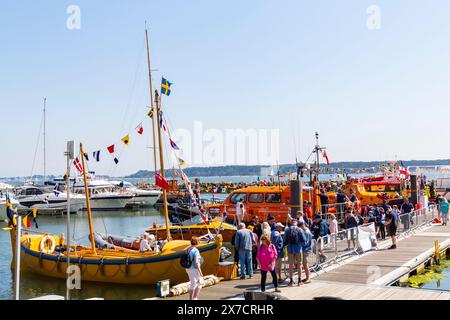 Poole, Dorset, Großbritannien. Mai 2024. Tausende strömen an einem warmen, sonnigen Nachmittag zum Poole Lifeboat Festival, während das RNLI dieses Jahr sein 200-jähriges Bestehen feiert. Die Parade der Segel umfasst viele historische RNLI Rettungsboote, die aktuelle RNLI Flotte und Besuchspionaden aus anderen Ländern, einschließlich Ruderboote. Quelle: Carolyn Jenkins/Alamy Live News Stockfoto