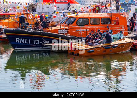 Poole, Dorset, Großbritannien. Mai 2024. Tausende strömen an einem warmen, sonnigen Nachmittag zum Poole Lifeboat Festival, während das RNLI dieses Jahr sein 200-jähriges Bestehen feiert. Die Parade der Segel umfasst viele historische RNLI Rettungsboote, die aktuelle RNLI Flotte und Besuchspionaden aus anderen Ländern, einschließlich Ruderboote. Quelle: Carolyn Jenkins/Alamy Live News Stockfoto