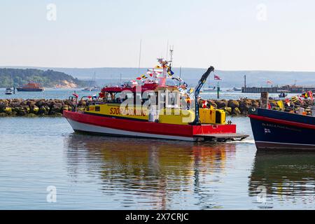 Poole, Dorset, Großbritannien. Mai 2024. Tausende strömen an einem warmen, sonnigen Nachmittag zum Poole Lifeboat Festival, während das RNLI dieses Jahr sein 200-jähriges Bestehen feiert. Die Parade der Segel umfasst viele historische RNLI Rettungsboote, die aktuelle RNLI Flotte und Besuchspionaden aus anderen Ländern, einschließlich Ruderboote. Quelle: Carolyn Jenkins/Alamy Live News Stockfoto