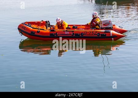 Poole, Dorset, Großbritannien. Mai 2024. Tausende strömen an einem warmen, sonnigen Nachmittag zum Poole Lifeboat Festival, während das RNLI dieses Jahr sein 200-jähriges Bestehen feiert. Die Parade der Segel umfasst viele historische RNLI Rettungsboote, die aktuelle RNLI Flotte und Besuchspionaden aus anderen Ländern, einschließlich Ruderboote. Quelle: Carolyn Jenkins/Alamy Live News Stockfoto