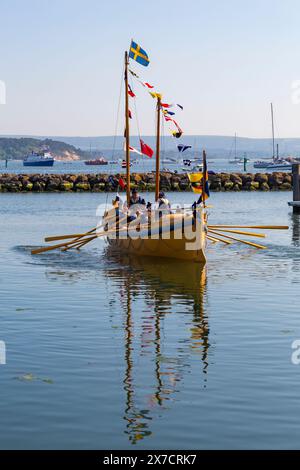 Poole, Dorset, Großbritannien. Mai 2024. Tausende strömen an einem warmen, sonnigen Nachmittag zum Poole Lifeboat Festival, während das RNLI dieses Jahr sein 200-jähriges Bestehen feiert. Die Parade der Segel umfasst viele historische RNLI Rettungsboote, die aktuelle RNLI Flotte und Besuchspionaden aus anderen Ländern, einschließlich Ruderboote. Das älteste Schiff auf dem Wasser für die Flottille war ein schwedisches Ruderboot aus dem Jahr 1868. Quelle: Carolyn Jenkins/Alamy Live News Stockfoto