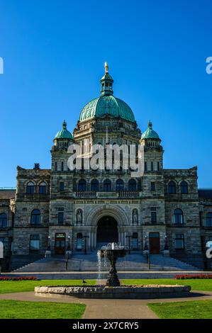 Die Vorderseite des Provincial Legislature-Gebäudes mit dem Brunnen im Vordergrund in Victoria, British Columbia Stockfoto