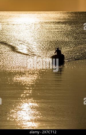 Ahtopol, Südliches Schwarzes Meer, Bulgarien, Europa. Schöner goldener Sonnenaufgang mit wunderschöner Sonnenposition. Herbstmotiv Stockfoto
