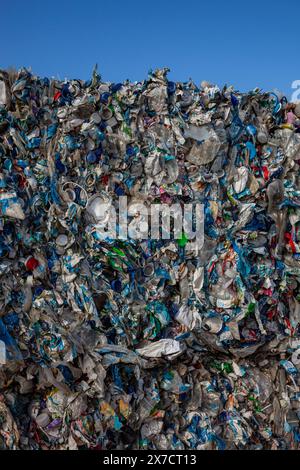 Ein großer Stapel leerer und zerstoßener Getränkecontainer, die für das Recycling bereit sind Stockfoto