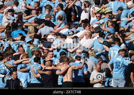 Die man City Fans kehren ihren Rücken zu und feuern ihr Team beim Premier League Spiel Manchester City gegen West Ham United im Etihad Stadium, Manchester, Großbritannien, 19. Mai 2024 an (Foto: Mark Cosgrove/News Images) Stockfoto