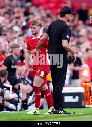 Liverpool's Harvey Elliott (links) wird während des Premier League-Spiels in Anfield, Liverpool, ersetzt. Bilddatum: Sonntag, 19. Mai 2024. Stockfoto