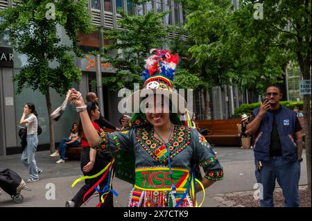 New York, Usa. Mai 2024. Die Zuschauer beobachten während der 18. Jährlichen Tanzparade und des Festivals. (Foto: Ron Adar/SOPA Images/SIPA USA) Credit: SIPA USA/Alamy Live News Stockfoto