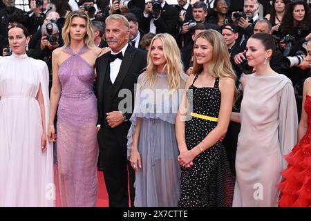 (Von links nach rechts) Jena Malone, Abbey Lee Kershaw, Kevin Costner, Sienna Miller, Georgia Macphail und Ella Hunt nehmen an der Premiere von Horizon: An American Saga während des 77. Filmfestivals in Cannes Teil. Bilddatum: Sonntag, 19. Mai 2024. Stockfoto