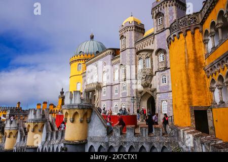 Der Pena-Palast oder das historische Schloss Palácio da Pena von der oberen Terrasse in Sintra, Portugal. Der märchenhafte Schlosspalast gilt als eines der schönsten Beispiele der portugiesischen Romantik des 19. Jahrhunderts der Welt. Stockfoto