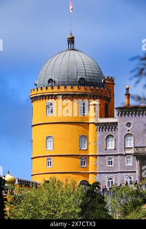 Eine zylindrische Bastion des Pena-Palastes oder das historische Schloss Palácio da Pena von der Kutschenhaus-Terrasse in Sintra, Portugal. Der märchenhafte Schlosspalast gilt als eines der schönsten Beispiele der portugiesischen Romantik des 19. Jahrhunderts der Welt. Stockfoto