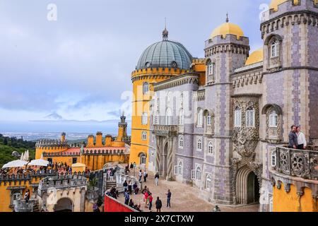 Der Pena-Palast oder das historische Schloss Palácio da Pena von der oberen Terrasse in Sintra, Portugal. Der märchenhafte Schlosspalast gilt als eines der schönsten Beispiele der portugiesischen Romantik des 19. Jahrhunderts der Welt. Stockfoto