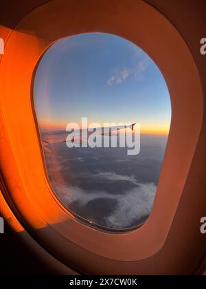 Herrlicher Sonnenaufgang, der durch ein Flugzeugfenster irgendwo über Schweden gesehen wird Stockfoto