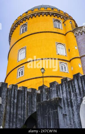 Eine zylindrische Bastion des Pena-Palastes oder das historische Schloss Palácio da Pena von der Kutschenhaus-Terrasse in Sintra, Portugal. Der märchenhafte Schlosspalast gilt als eines der schönsten Beispiele der portugiesischen Romantik des 19. Jahrhunderts der Welt. Stockfoto