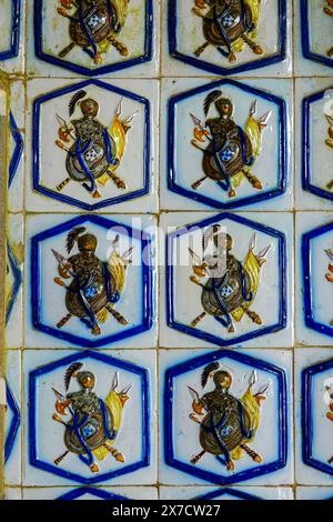 Geometrisch-maurische Fliesen, bekannt als Azulejos, schmücken die Fassade innerhalb des Tritonbogens, der zum Innenhof der Bögen des Pena-Palastes oder zum historischen Schloss Palácio da Pena in Sintra, Portugal führt. Der märchenhafte Schlosspalast gilt als eines der schönsten Beispiele der portugiesischen Romantik des 19. Jahrhunderts der Welt. Stockfoto