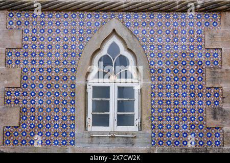 Geometrisch-maurische Fliesen, bekannt als Azulejos, schmücken die Fassade, die als Kloster des Ordens Christi im Pena Palast oder Palácio da Pena historisches Schloss in Sintra, Portugal, bekannt ist. Der märchenhafte Schlosspalast gilt als eines der schönsten Beispiele der portugiesischen Romantik des 19. Jahrhunderts der Welt. Stockfoto