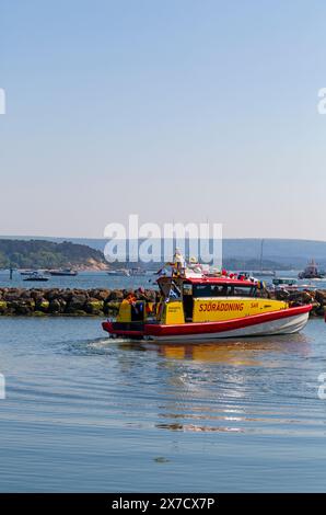 Poole, Dorset, Großbritannien. Mai 2024. Tausende strömen an einem warmen, sonnigen Nachmittag zum Poole Lifeboat Festival, während das RNLI dieses Jahr sein 200-jähriges Bestehen feiert. Die Parade der Segel umfasst viele historische RNLI Rettungsboote, die aktuelle RNLI Flotte und Besuchspionaden aus anderen Ländern, einschließlich Ruderboote. Quelle: Carolyn Jenkins/Alamy Live News Stockfoto