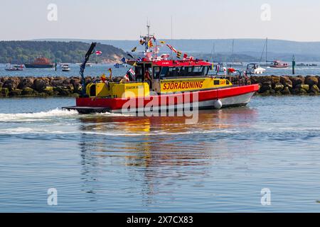 Poole, Dorset, Großbritannien. Mai 2024. Tausende strömen an einem warmen, sonnigen Nachmittag zum Poole Lifeboat Festival, während das RNLI dieses Jahr sein 200-jähriges Bestehen feiert. Die Parade der Segel umfasst viele historische RNLI Rettungsboote, die aktuelle RNLI Flotte und Besuchspionaden aus anderen Ländern, einschließlich Ruderboote. Quelle: Carolyn Jenkins/Alamy Live News Stockfoto