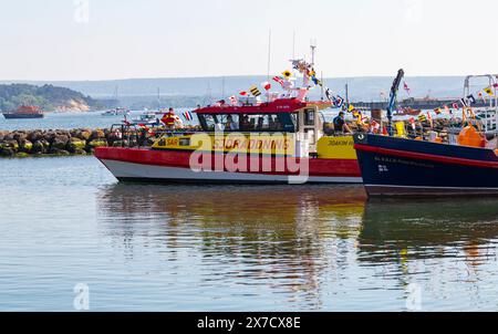 Poole, Dorset, Großbritannien. Mai 2024. Tausende strömen an einem warmen, sonnigen Nachmittag zum Poole Lifeboat Festival, während das RNLI dieses Jahr sein 200-jähriges Bestehen feiert. Die Parade der Segel umfasst viele historische RNLI Rettungsboote, die aktuelle RNLI Flotte und Besuchspionaden aus anderen Ländern, einschließlich Ruderboote. Quelle: Carolyn Jenkins/Alamy Live News Stockfoto