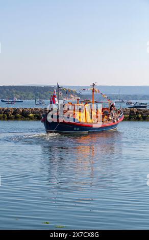 Poole, Dorset, Großbritannien. Mai 2024. Tausende strömen an einem warmen, sonnigen Nachmittag zum Poole Lifeboat Festival, während das RNLI dieses Jahr sein 200-jähriges Bestehen feiert. Die Parade der Segel umfasst viele historische RNLI Rettungsboote, die aktuelle RNLI Flotte und Besuchspionaden aus anderen Ländern, einschließlich Ruderboote. Quelle: Carolyn Jenkins/Alamy Live News Stockfoto