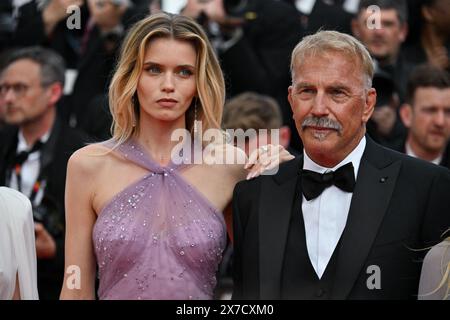 Cannes, Frankreich. Mai 2024. Abbey Lee Kershaw, Kevin Costner besuchte die Premiere des Films Horizon während der 77. Filmfestspiele in Cannes am 19. Mai 2024. Foto: Julien Reynaud/APS-Medias/ABACAPRESS. COM Credit: Abaca Press/Alamy Live News Stockfoto