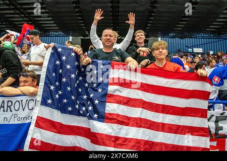 Ostrava, Tschechische Republik. Mai 2024. Fans der USA während des IIHF World Championship Gruppe B Spiels USA gegen Kasachstan 2024 in Ostrava, Tschechien, 19. Mai 2024. Quelle: Vladimir Prycek/CTK Photo/Alamy Live News Stockfoto