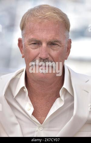 Cannes, Frankreich. Mai 2024. CANNES, FRANKREICH - 19. MAI: Kevin Costner nimmt am Fotoruf „Emilia Perez“ am 77. Jährlichen Filmfestival von Cannes am Palais des Festivals am 19. Mai 2024 in Cannes Teil. Quelle: dpa/Alamy Live News Stockfoto