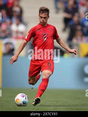 SINSHEIM – 18. MAI: Joshua Kimmich von Bayern München kontrolliert den Ball während des Bundesliga-Spiels zwischen TSG Hoffenheim und FC Bayern München in der PreZero-Arena am 18. Mai 2024 in Sinsheim. © diebilderwelt / Alamy Stock Stockfoto