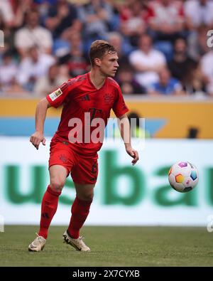 SINSHEIM – 18. MAI: Joshua Kimmich von Bayern München kontrolliert den Ball während des Bundesliga-Spiels zwischen TSG Hoffenheim und FC Bayern München in der PreZero-Arena am 18. Mai 2024 in Sinsheim. © diebilderwelt / Alamy Stock Stockfoto