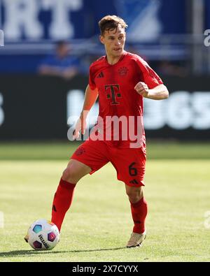 SINSHEIM – 18. MAI: Joshua Kimmich von Bayern München kontrolliert den Ball während des Bundesliga-Spiels zwischen TSG Hoffenheim und FC Bayern München in der PreZero-Arena am 18. Mai 2024 in Sinsheim. © diebilderwelt / Alamy Stock Stockfoto