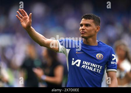 Chelsea's Thiago Silva applaudiert den Fans nach dem letzten Pfiff im Premier League-Spiel in Stamford Bridge, London. Bilddatum: Sonntag, 19. Mai 2024. Stockfoto