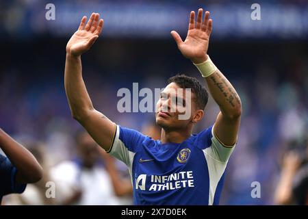 Chelsea's Thiago Silva applaudiert den Fans nach dem letzten Pfiff im Premier League-Spiel in Stamford Bridge, London. Bilddatum: Sonntag, 19. Mai 2024. Stockfoto