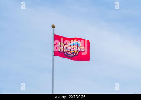 Great Yarmouth, England – 17. Mai 2024: Flagge am Eingang des Pleasure Beach in Great Yarmouth Stockfoto