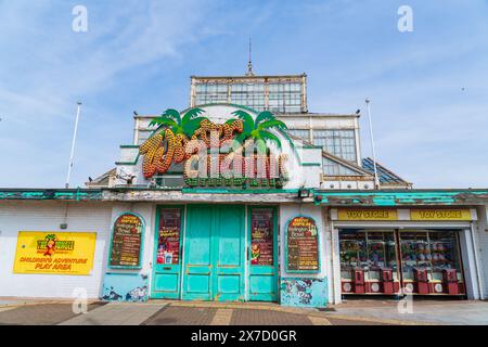 Great Yarmouth, England – 17. Mai 2024: Baufällige Fassade der Winter Gardens in Great Yarmouth, Großbritannien mit Logo Stockfoto