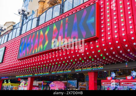 Great Yarmouth, England – 17. Mai 2024: Außenbeschilderung der Caesars Palace-Arkade in Great Yarmouth, Großbritannien Stockfoto