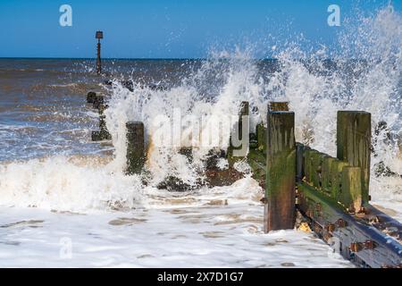 Wellen schlagen gegen eine hölzerne Groyne in Trimingham, North Norfolk, UK Stockfoto