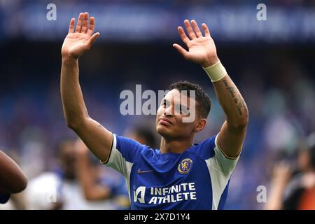 Chelsea's Thiago Silva applaudiert den Fans nach dem letzten Pfiff im Premier League-Spiel in Stamford Bridge, London. Bilddatum: Sonntag, 19. Mai 2024. Stockfoto