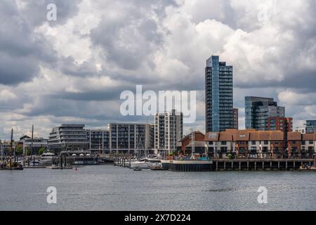 Panoramablick auf die Skyline des Yachthafens von Ocean Village aus gesehen von Woolston in Southampton, Hampshire, England, Großbritannien Stockfoto