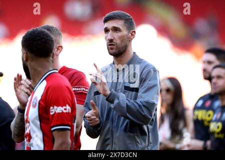 Chris Basham (Mitte) von Sheffield United applaudiert den Fans nach dem letzten Pfiff im Premier League-Spiel in der Bramall Lane, Sheffield. Bilddatum: Sonntag, 19. Mai 2024. Stockfoto