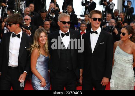 Mai 2024, Cannes, Cote D'azur, Frankreich: Lily Costner, Hayes Logan Costner, Grace Avery Costner, Kevin Costner, Cayden Wyatt Costner und Annie Costner gehen auf dem roten Teppich vor der Premiere von „Horizon: an American Saga“ beim 77. jährlichen Filmfestival in Cannes im Palais des Festivals in Cannes, Frankreich (Credit Image: © Mickael Chavet/ZUMA Press Wire) NUR REDAKTIONELLE VERWENDUNG! Nicht für kommerzielle ZWECKE! Stockfoto