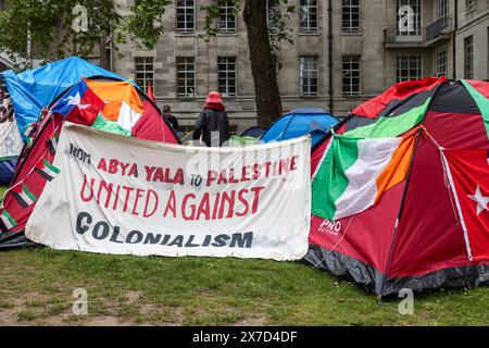 London, Großbritannien. Mai 2024. Ein Banner hängt zwischen den Zelten im Lager, das von pro-palästinensischen Studenten der Schule für Orientalische und Afrikanistik eingerichtet wurde Studierende an Universitäten in ganz Großbritannien inszenieren Berufe, um Druck auf ihre Studieneinrichtungen auszuüben, um akademische Partnerschaften mit Israel zu beenden und sich von Israel zu entfernen, als Teil eines andauernden globalen Studentenaufstandes, der an Universitäten in den Vereinigten Staaten begann. Quelle: Mark Kerrison/Alamy Live News Stockfoto