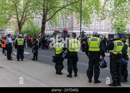 London, Großbritannien. Mai 2024. Polizeibeamte der Metropolitan Police beobachten eine kleine Gruppe von Studenten, die sich versammeln, um zum Ausgangspunkt einer nationalen Demonstration zum 76. Jahrestag der Nakba zu marschieren. Der Nakba-Tag am 15. Mai erinnert an die Massenvertreibung und Enteignung einer Mehrheit des palästinensischen Volkes und die Zerstörung der palästinensischen Gesellschaft im Jahr 1948. Quelle: Mark Kerrison/Alamy Live News Stockfoto