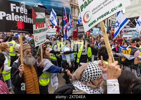 London, Großbritannien. Mai 2024. Zehntausende pro-palästinensischer Demonstranten nehmen an einer nationalen Demonstration zum 76. Jahrestag des Nakba-Passes Teil. Ein kleiner Gegenprotest pro-israelische Aktivisten vom Piccadilly Circus reicht aus. Der Nakba-Tag am 15. Mai erinnert an die Massenvertreibung und Enteignung einer Mehrheit des palästinensischen Volkes und die Zerstörung der palästinensischen Gesellschaft im Jahr 1948. Quelle: Mark Kerrison/Alamy Live News Stockfoto