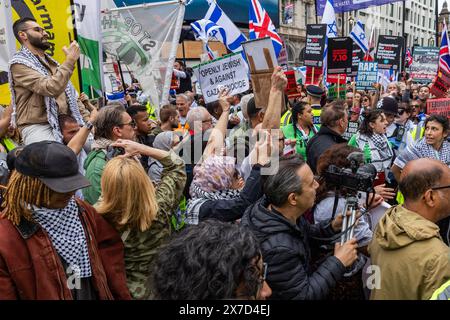 London, Großbritannien. Mai 2024. Der palästinensische Fotojournalist Motaz Azaiza (l) filmt die nationale Demonstration zum 76. Jahrestag der Nakba, während sie einen kleinen Gegenprotest am Piccadilly Circus von pro-israelischen Aktivisten von genug vorlegt. Der Nakba-Tag am 15. Mai erinnert an die Massenvertreibung und Enteignung einer Mehrheit des palästinensischen Volkes und die Zerstörung der palästinensischen Gesellschaft im Jahr 1948. Quelle: Mark Kerrison/Alamy Live News Stockfoto