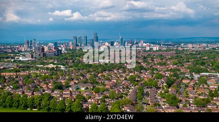 Ultraweites Panoramabild der Stadt Manchester, aufgenommen vom Longford Park in Trafford. Stockfoto