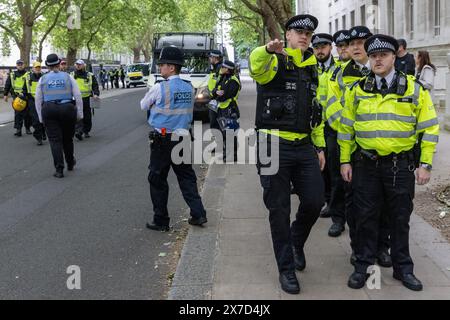 London, Großbritannien. Mai 2024. Polizeibeamte beobachten eine kleine Gruppe von Studenten, die sich zum Ausgangspunkt einer nationalen Demonstration zum 76. Jahrestag der Nakba versammeln. Der Nakba-Tag am 15. Mai erinnert an die Massenvertreibung und Enteignung einer Mehrheit des palästinensischen Volkes und die Zerstörung der palästinensischen Gesellschaft im Jahr 1948. Quelle: Mark Kerrison/Alamy Live News Stockfoto